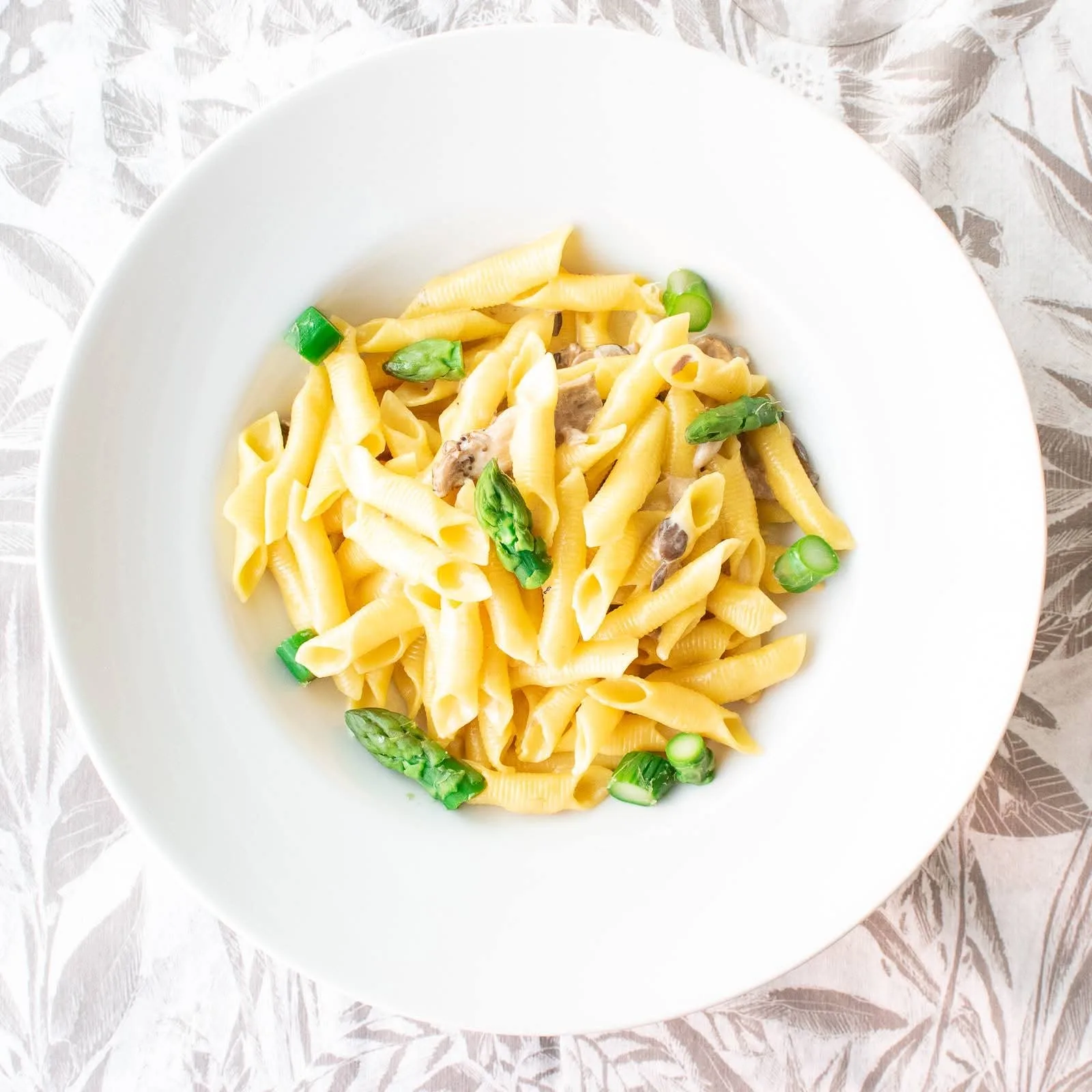 Insalatona ricca con tonno, mozzarella e olive