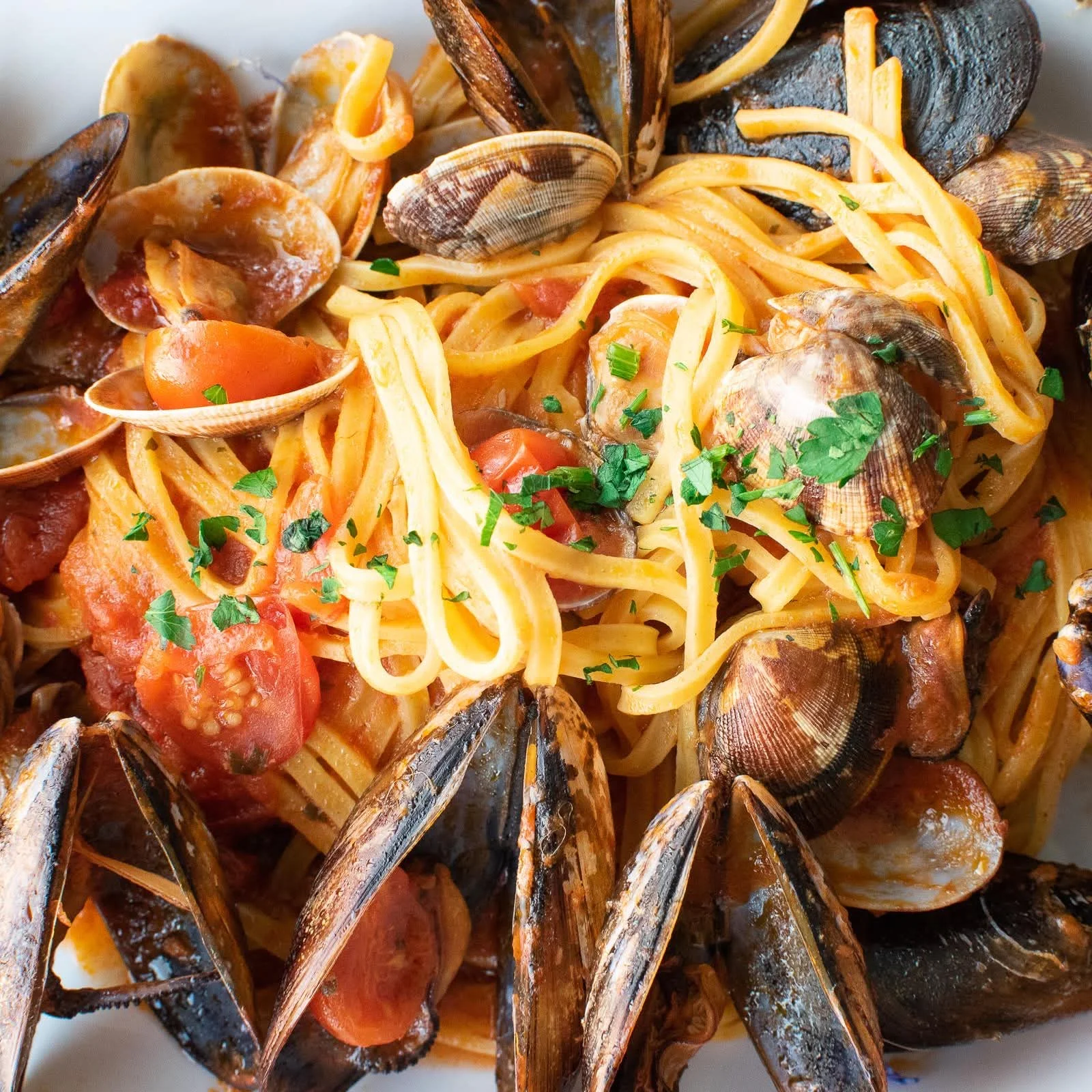 Pizza rossa tradizionale con olive e aromi