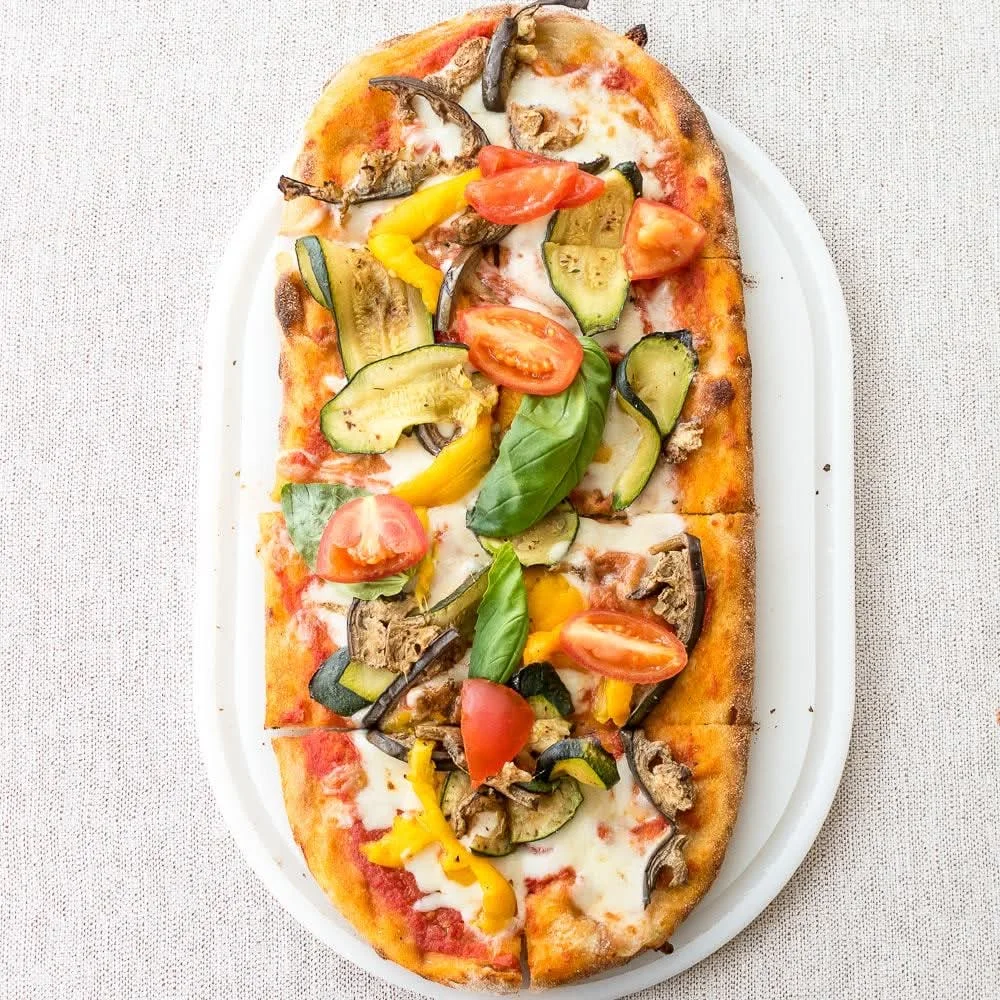 Pizza con verdure di stagione e pomodorini