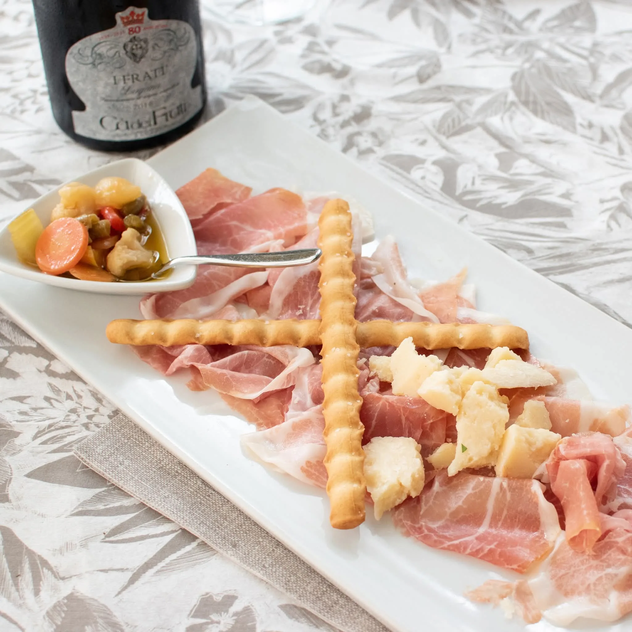 Tagliere di salumi piacentini con grana e grissini