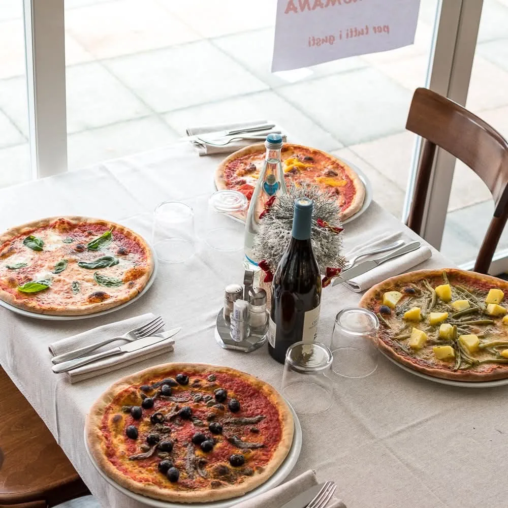 Quattro pizze su un tavolo